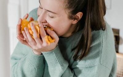 Co naprawdę dzieje się w mózgu podczas napadów objadania?