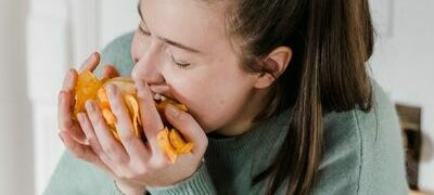 Co naprawdę dzieje się w mózgu podczas napadów objadania?